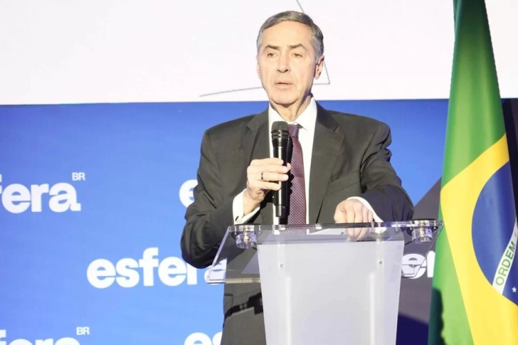 Presidente do STF, ministro Luís Roberto Barroso em evento do Fórum Esfera Internacional, em Paris. 
