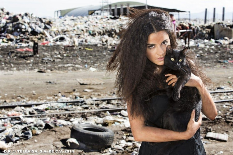 A novela vai contar a história de Esmeralda (A Gata), que vive em um lixão.