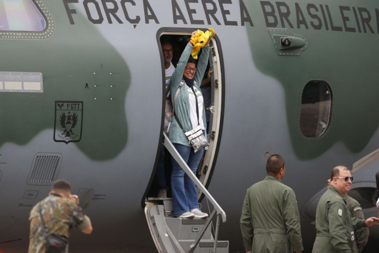 São Paulo SP 13/10/2023 Operação Voltando em Paz -  Aeronave KC-390 Millennium, pousa na Base Aerea de Guarulhos com 64 brasileiros retirados  da área de conflito em Israel .   Foto Paulo Pinto/Agencia Brasil
 