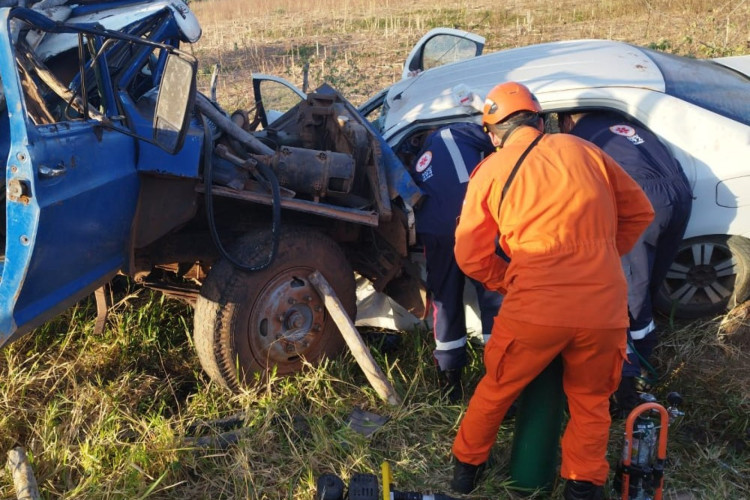 Três pessoas morreram em uma colisão frontal entre um caminhão e um veículo de passeio no km 27 da CE-350

