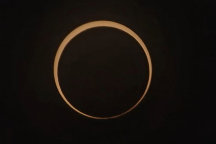 Os eclipses ocorrem quando o Sol, a Lua e a Terra estão parcial ou totalmente alinhados sob a perspectiva da Terra.