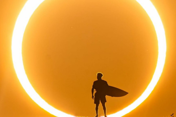 Surfista Ítalo Ferreira posou em fotos inéditas feitas durante o eclipse solar anular. Atleta parece estar 