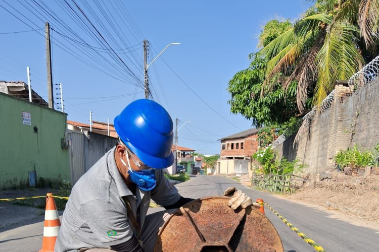 Quando os sensores apontam nível crítico de esgoto, o Centro de Operações Integradas sinaliza uma equipe para observar o poço de visita e agir para não ocasionar o extravasamento