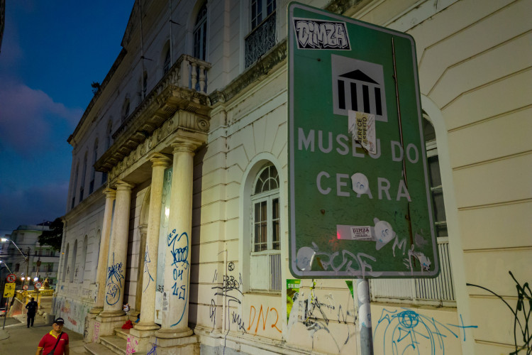 FORTALEZA-CE, BRASIL, 16-10-2023: Museu do Ceara.  o governador Elmano de Freitas assina um projeto de lei que autoriza a transferência de recursos do Fundo de Defesa dos Direitos Difusos do Estado do Ceará (FDID) para o custeio do restauro e da reforma do Museu do Ceará. O valor a ser repassado é de R$ 4,5 milhões. O projeto abrange também a modernização do Museu do Ceará, bem como adequação às atuais orientações para garantir a acessibilidade em museus e atualização dos espaços dos circuitos expositivos.  . (Foto: Aurelio Alves/O Povo)