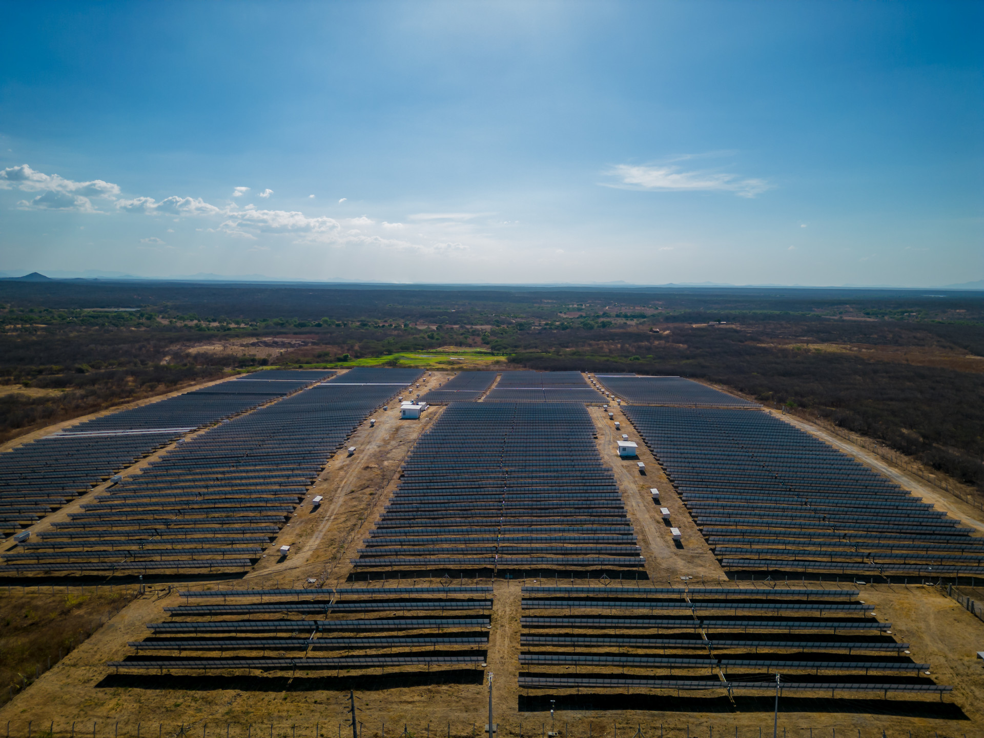 Investimentos em energias renováveis devem ser destaque na pauta econômica cearense. Na imagem, usina de energia solar na CE-020, em Canindé (Foto: AURÉLIO ALVES)