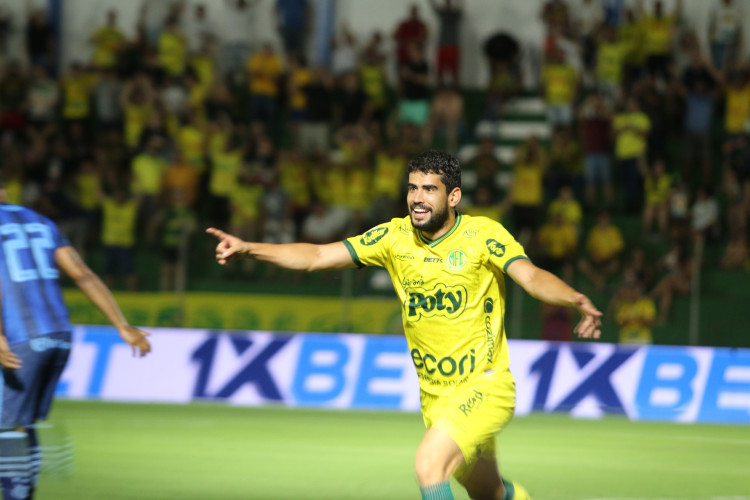 Zé Roberto comemora gol em partida do Mirassol contra o Londrina, pela Série B