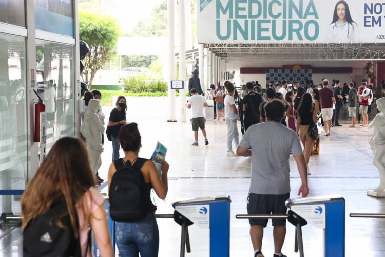 Participantes do Exame Nacional do Ensino Médio (Enem) 2021 fazem, neste domingo (28), segundo dia de avaliação, provas de matemática e de ciência da natureza.