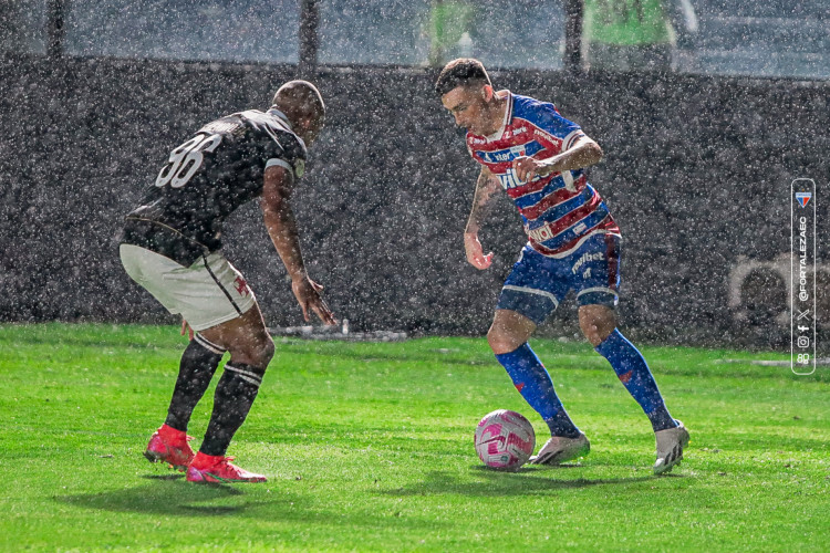 Gonzalo Escobar sendo marcado pelo lateral Paulo Henrique pela Série A