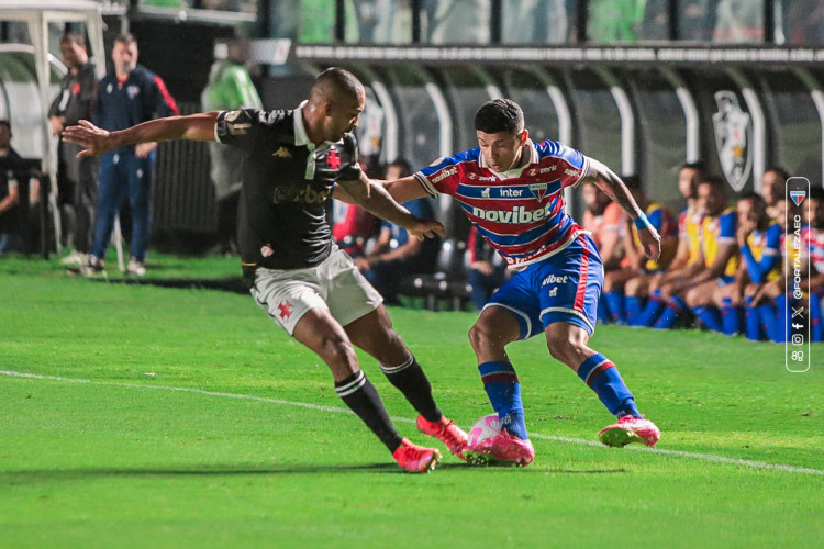 Imanol Machuca realizando uma finta no lateral Paulo Henrique em partida da Série A