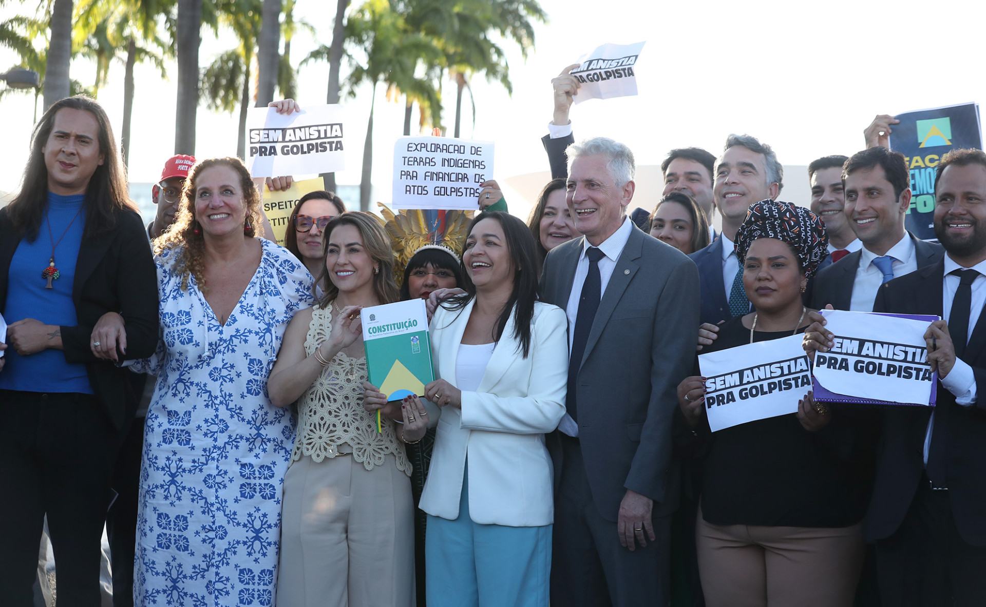 ￼APÓS aprovação de relatório, parlamentares fizeram ato simbólico em defesa da democracia e contra os atos golpistas de 8 de janeiro (Foto: Bruno Spada/Câmara dos Deputados)