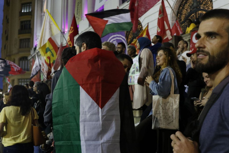 Rio de Janeiro (RJ), 19/10/2023 - Manifestantes fazem ato em solidariedade ao povo palestino., na Cinelândia, pelos conflitos entre Israel e o grupo Hamas. Foto: Fernando Frazão/Agência Brasil