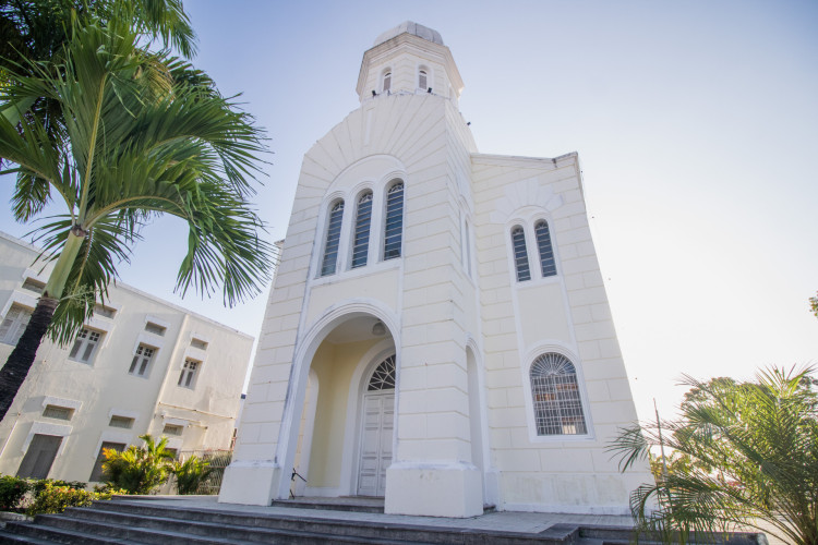 Biblioteca da Universidade Maurício de Nassau, que fica nas instalações de igreja tombada, em Fortaleza