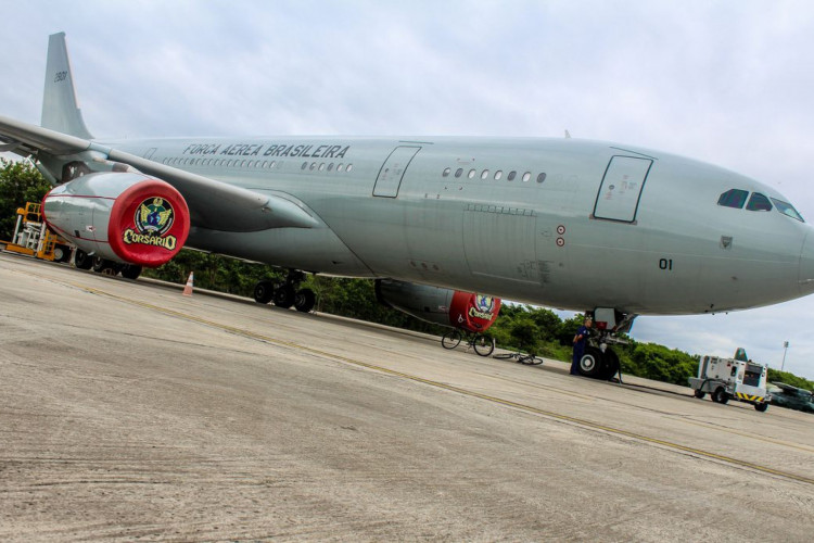 Rio de Janeiro (RJ), 16.10.2023- Aeronave KC-30 (Airbus A330 200), da FAB, decola do Aeroporto do Galeão para realizar o sétimo voo de repatriação de brasileiros em Israel. Purificadores de água e kits médicos foram embarcados no voo, que tem a dupla missão de resgatar brasileiros em Israel e levar insumos humanitários para Gaza. Fotos: Gov BR/ FAB