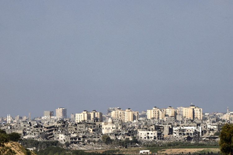 Uma foto tirada da cidade de Sderot, no sul de Israel, mostra edifícios danificados no norte da Faixa de Gaza