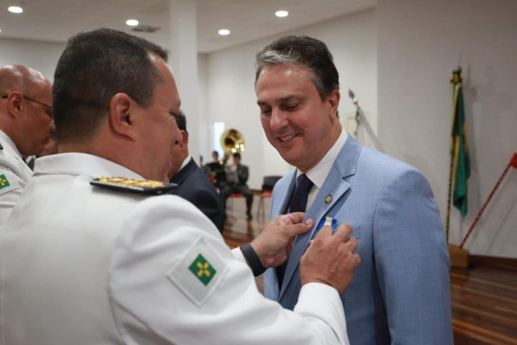 Ministro Camilo Santana é agraciado com honraria do Corpo de Bombeiros do DF.