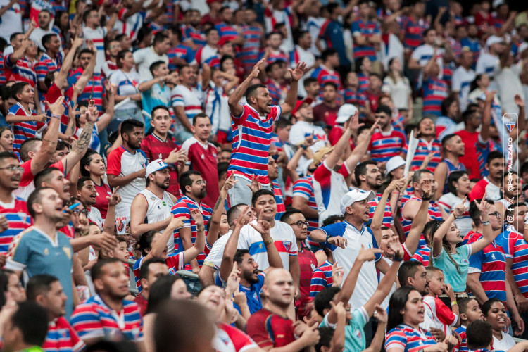 Torcedores do Fortaleza na Arena Castelão durante partida contra o Corinthians