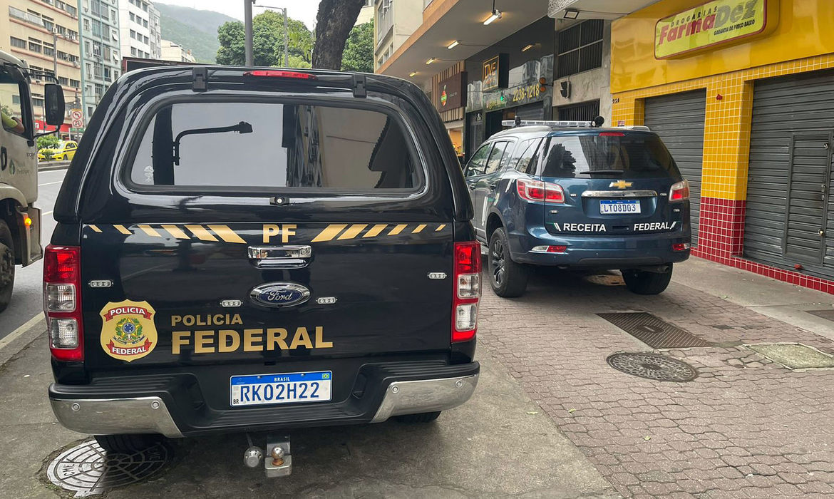 PF faz operação que apura crimes praticados por policiais civis do Rio