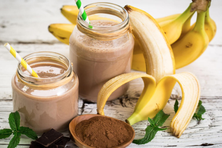Smoothie de banana com whey sabor chocolate (Imagem: pilipphoto | Shutterstock)