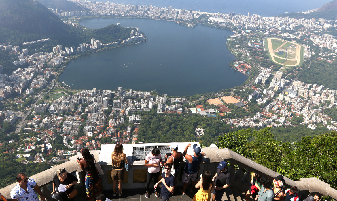 Turistas dão nota 9,3 de satisfação em visitas ao Rio, diz pesquisa