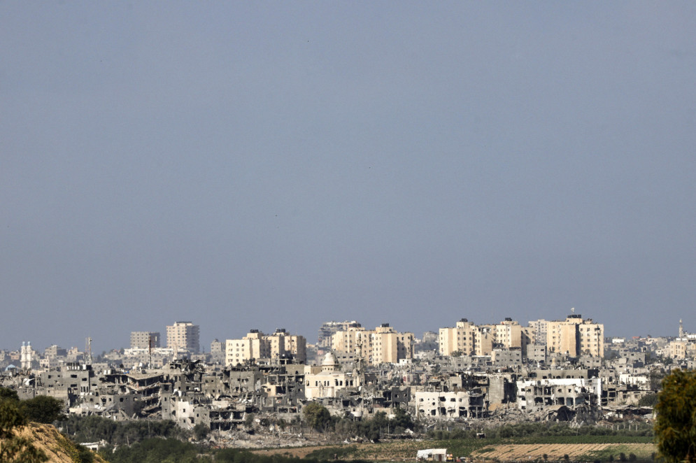 Uma foto tirada da cidade de Sderot, no sul de Israel, mostra edifícios danificados no norte da Faixa de Gaza(Foto: RONALDO SCHEMIDT / AFP)