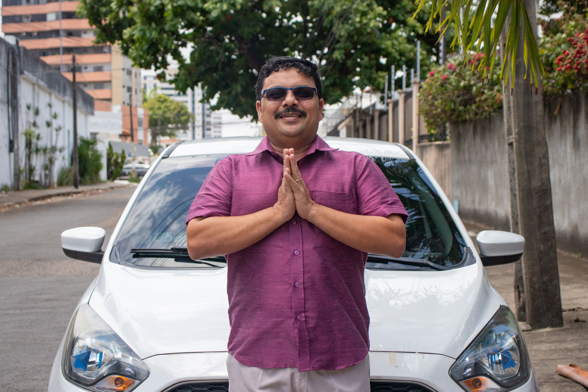 FORTALEZA, CEARÁ, BRASIL, 20-10-2023: Dois Dedos com um motorista de uber indiano, o Rajesh.. (Foto: Samuel Setubal/ O Povo) (Foto: Samuel Setubal)