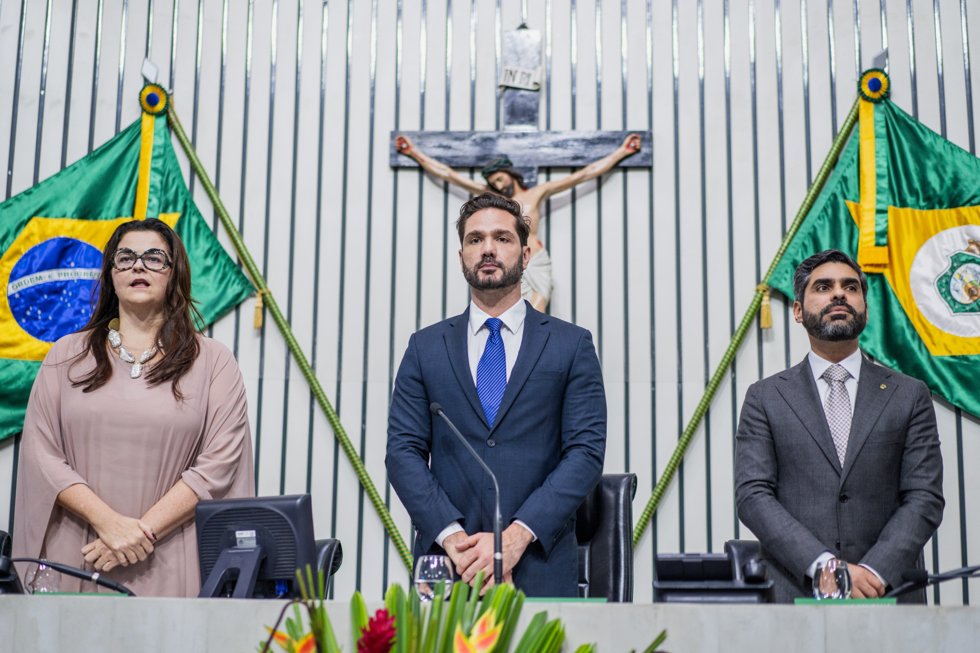 Presidente do O POVO, Luciana Dummar, e os deputados Guilherme Bismark e Queiroz Filho na sessão solene em homenagem aos 95 anos do jornal (Foto: FERNANDA BARROS)