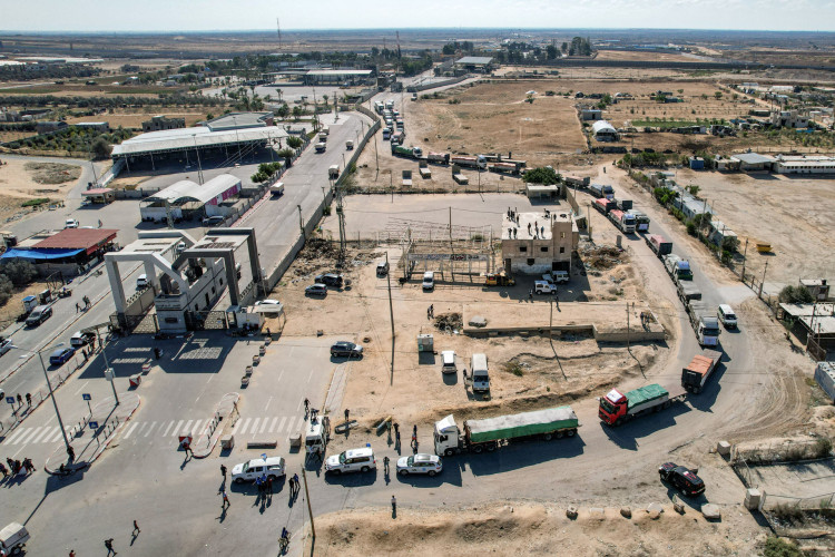 Esta vista aérea mostra caminhões de ajuda humanitária cruzando o lado palestino da passagem de fronteira de Rafah com a província do Sinai do Norte, no nordeste do Egito 