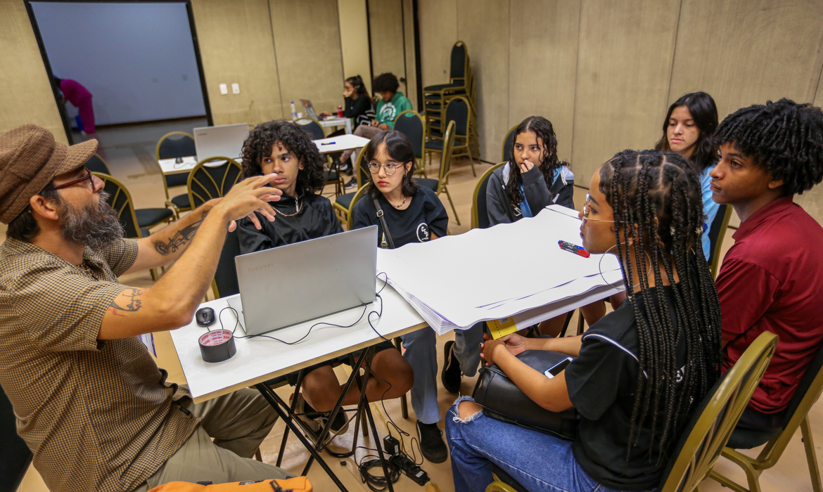 Adolescentes fazem propostas contra desinformação sobre vacina  