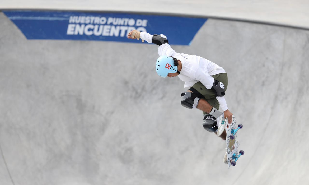 Santiago 2023: Augusto Akio garante prata no skate park