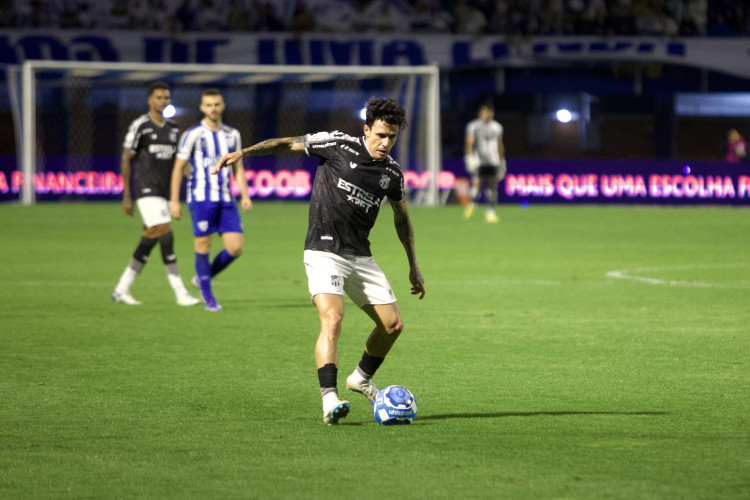 Meia Jean Carlos, do Ceará, durante partida entre Ceará e Avaí pela Série B