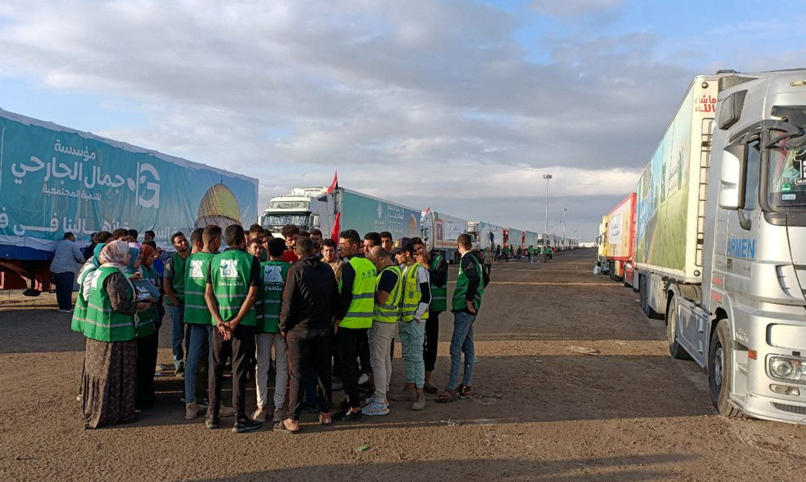 Terceiro comboio de ajuda a Gaza entra na passagem de Rafah via Egito