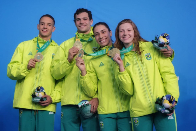 Guilherme Caribé, Marcelo Chierighini, Ana Carolina Vieira e Stephanie Balduccini, conquistaram a medalha de ouro no revezamento misto 4x100m livre