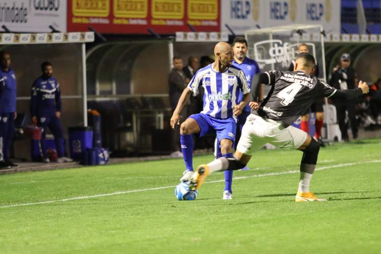 Waguininho e David Ricardo no jogo Avaí x Ceará, na Ressacada, pelo Campeonato Brasileiro Série B 2023