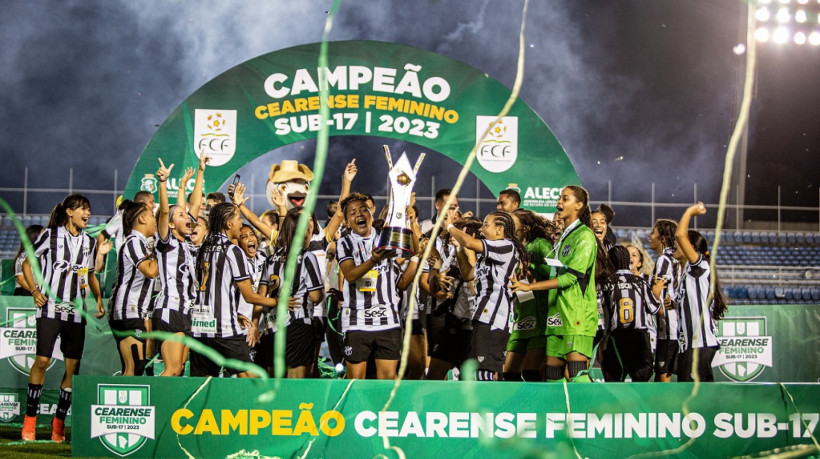 Atletas do Ceará comemorando a conquista do Campeonato Cearense Sub-17