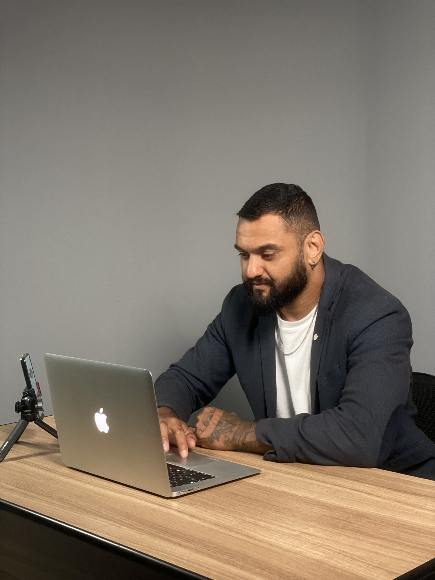 Gledson Santos, 37, afirma que a graduação a distância lhe permite conciliar os estudos com o trabalho (Foto: Gledson Santos/Arquivo Pessoal)