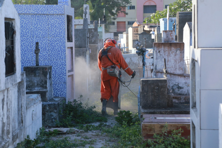 Cemitérios municipais de Fortaleza recebem serviços de limpeza e melhorias estruturais para Dia dos Finados