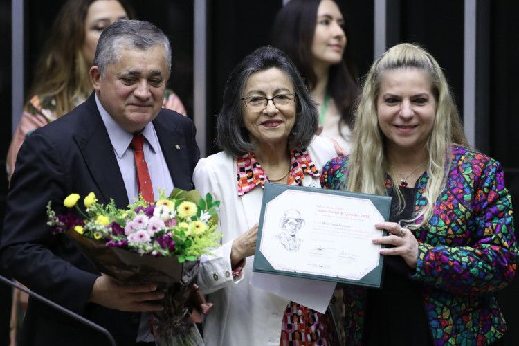 ￼JOSÉ Guimarães e Luizianne Lins com a homenageada