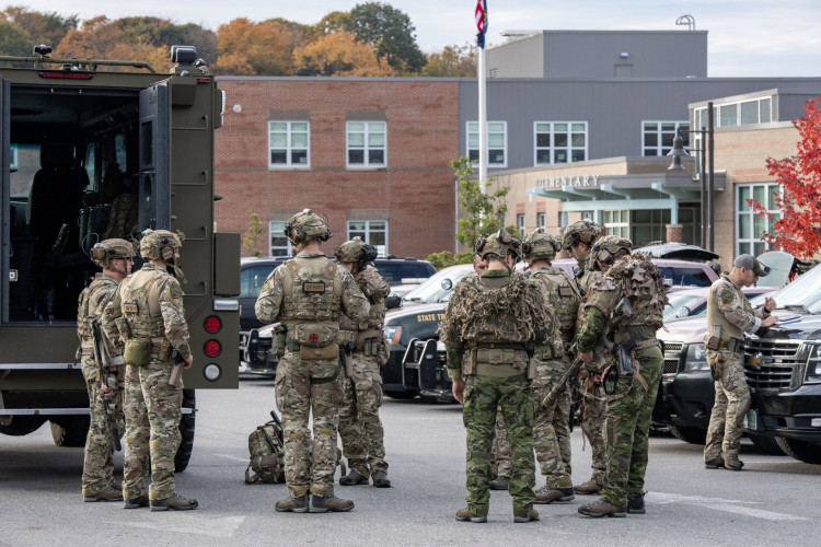 POLICIAIS se reúnem em frente à Lewiston High School, Maine