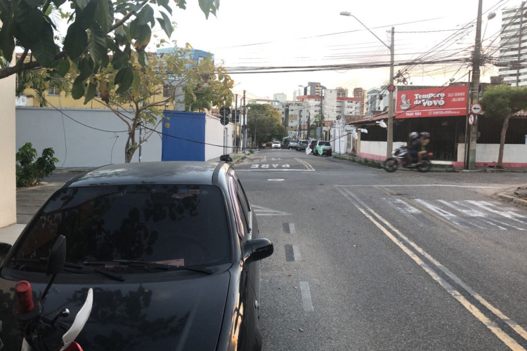 Fiação elétrica cai entre a rua Eusébio de Sousa com Joaquim Magalhães, em Fortaleza, nesta quinta-feira, 26