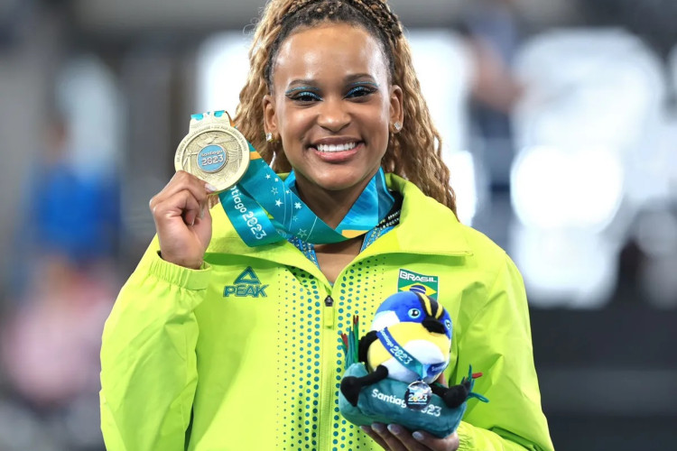 Rebeca Andrade já contribuiu com quatro medalhas para o Brasil, duas de prata e duas de ouro 