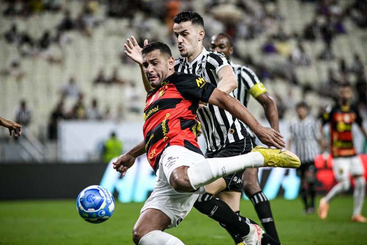 Diego Souza, do Sport, e Guilherme Castilho, do Ceará, em atuação na Arena Castelão pela Série B do Campeonato Brasileiro