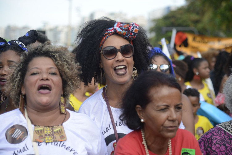 Quarta Marcha das Mulheres Negras em Copacabana, no Rio de Janeiro, protesta contra a violência que atinge as mulheres negras em todo o país. 