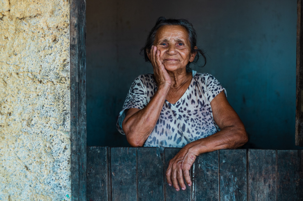 Maria Freire, moradora do interior de Maranguape, viu a rotina mudar para melhor quando foi contemplada com a cisterna.    (Foto: FERNANDA BARROS)