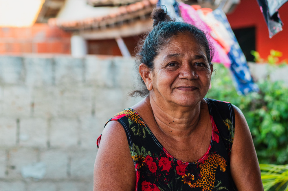 Maria Lucia, moradora do interior de Maranguape ainda aguarda o benefício (Foto: FERNANDA BARROS)