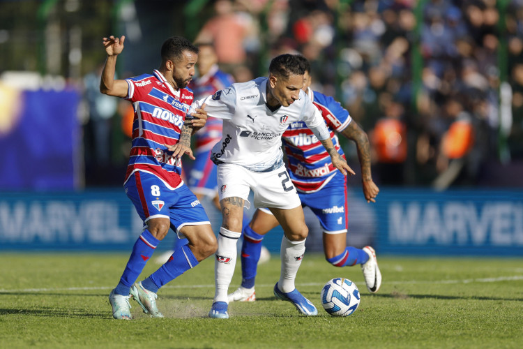 Guerrero e Caio Alexandre disputam lance na final da Copa Sul-Americana 2023