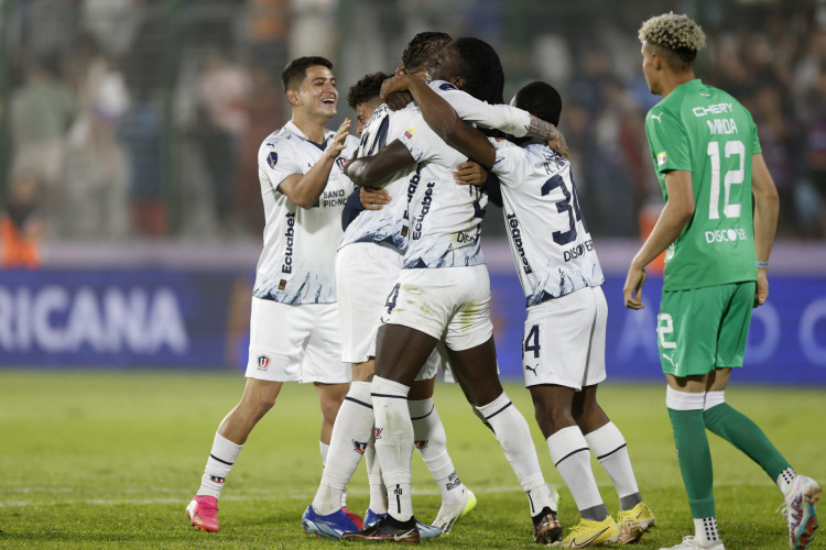 Jogadores da LDU comemoram vitória nos pênaltis no jogo Fortaleza x LDU, no Estádio Domingo Burgeño, em Maldonado, pela final da Copa Sul-Americana 2023