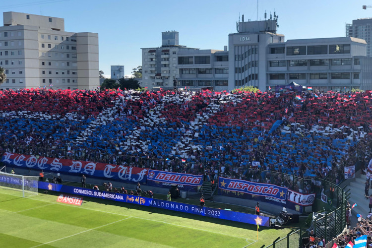 Torcedores do Fortaleza realizam mosaico no Estádio Domingo Burgueño, em Maldonado (URU)