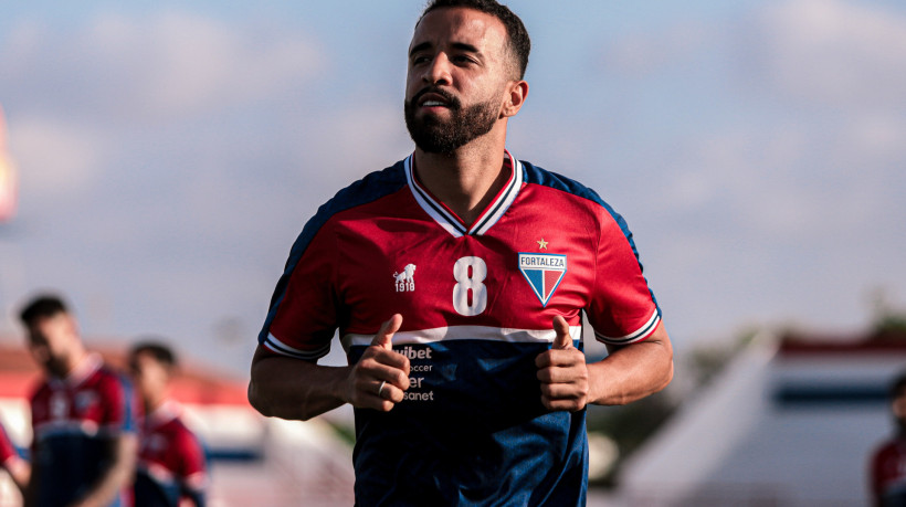 Volante Caio Alexandre em treino do Fortaleza no Centro de Excelência Alcides Santos, no Pici