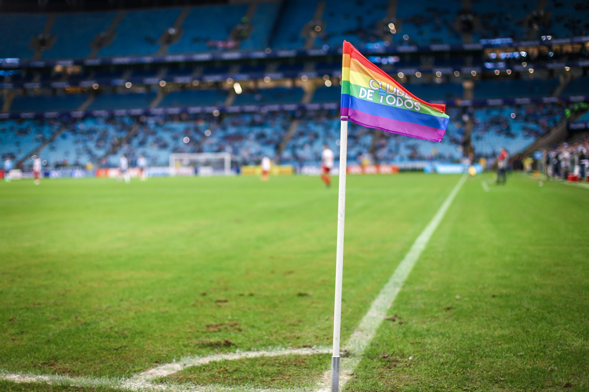 Bandeira LGBTQIA  no escanteio da Arena do Grêmio (Foto: LUCAS UEBEL/GREMIO FBPA)