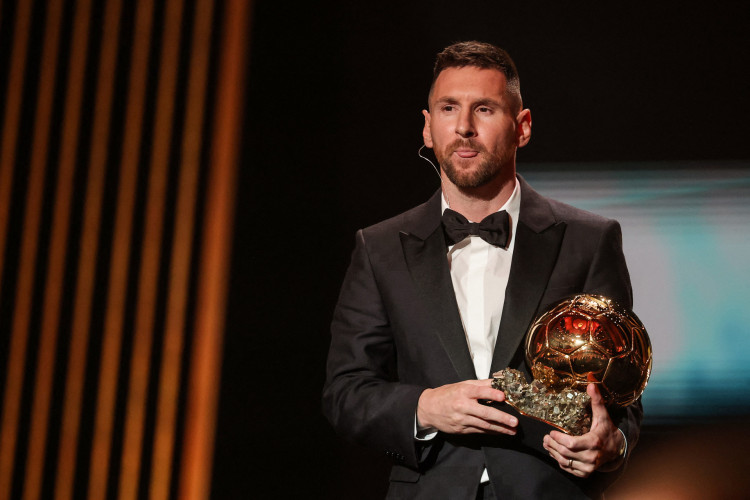 Lionel Messi recebe Ballon D'or em premiação da France Football